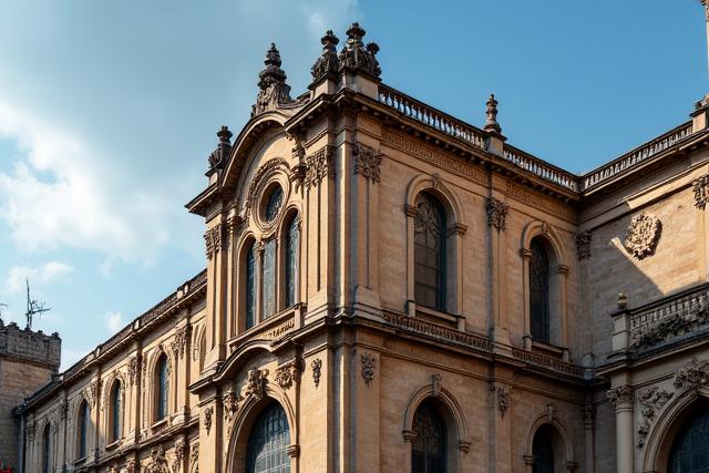 Bangunan bersejarah dengan perincian rumit